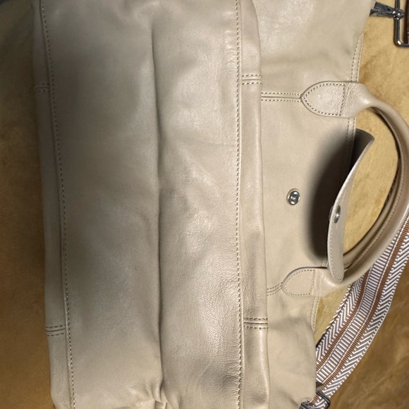 Elegant Tan Leather Handbag - Picture 5 of 6